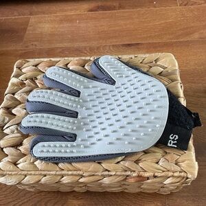 Pet grooming glove